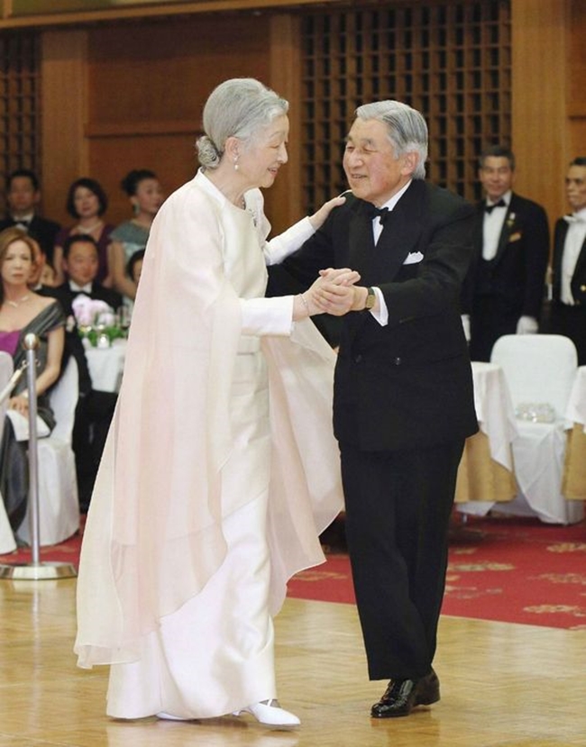 Chuyện tình cổ tích của Nhà Vua Nhật Bản phá bỏ quy tắc Hoàng gia để kết hôn với cô gái thường dân - Ảnh 11.