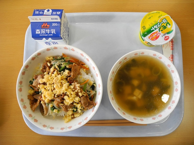 Bữa ăn kiểu mẫu của học sinh Nhật Bản