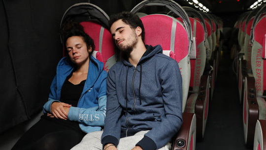 Một cặp đôi người châu Âu nghỉ đêm trên xe buýt. Ảnh: Nikkei
