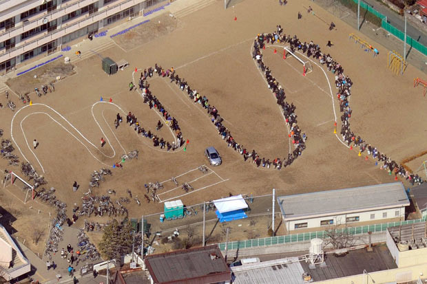 Đám đông xếp hàng chờ thực phẩm sau thảm họa động đất – sóng thần ở Nhật Bản năm 2011.
