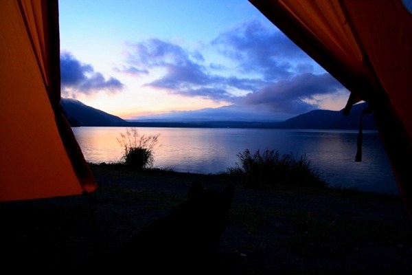 Hồ Motosu ở chân núi Phú Sĩ là một trong những điểm cắm trại nổi bật ở Nhật Ảnh: slowtrip.exblog.jp