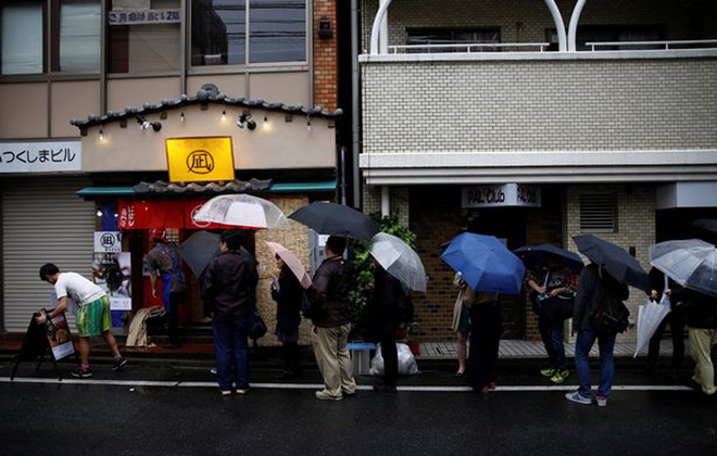 Thực khách đổ xô đi ăn bát mì lúc nhúc sâu ở Nhật Bản