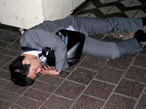 Dân công sở ngủ gật trên đường bộc lộ văn hóa làm việc kiệt sức ở Nhật - 9