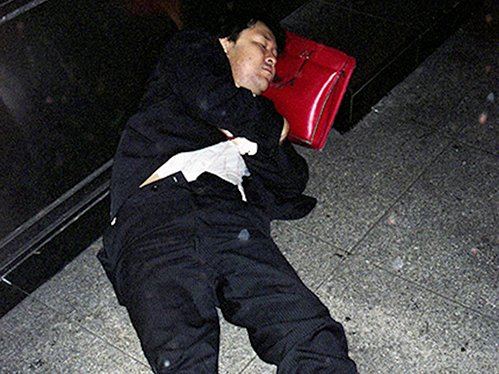 Dân công sở ngủ gật trên đường bộc lộ văn hóa làm việc kiệt sức ở Nhật - 11