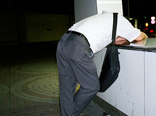 Dân công sở ngủ gật trên đường bộc lộ văn hóa làm việc kiệt sức ở Nhật - 7
