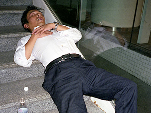 Dân công sở ngủ gật trên đường bộc lộ văn hóa làm việc kiệt sức ở Nhật - 5