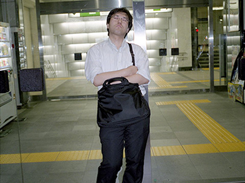 Dân công sở ngủ gật trên đường bộc lộ văn hóa làm việc kiệt sức ở Nhật - 8
