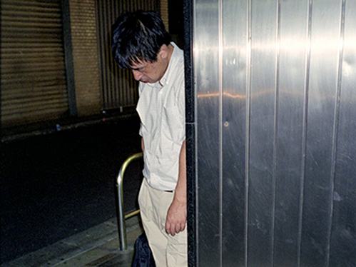 Dân công sở ngủ gật trên đường bộc lộ văn hóa làm việc kiệt sức ở Nhật - 6